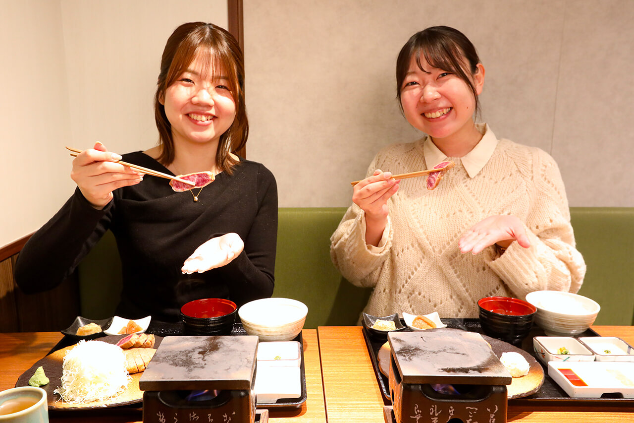 牛カツを食べる女性