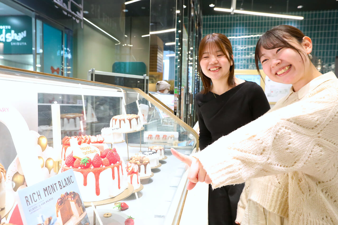 シフォンケーキを選ぶ女性