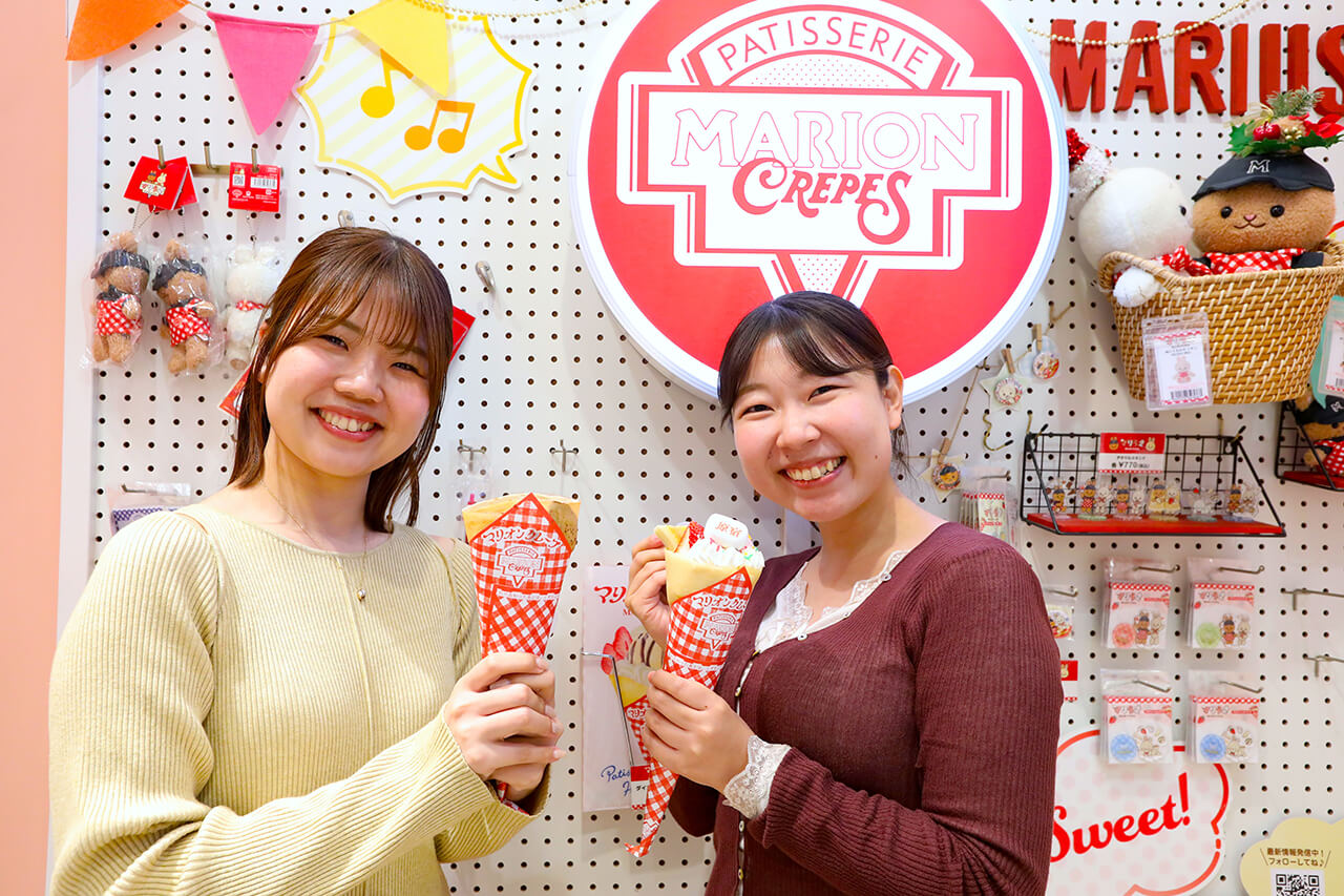 マリオンクレープを持つ女性