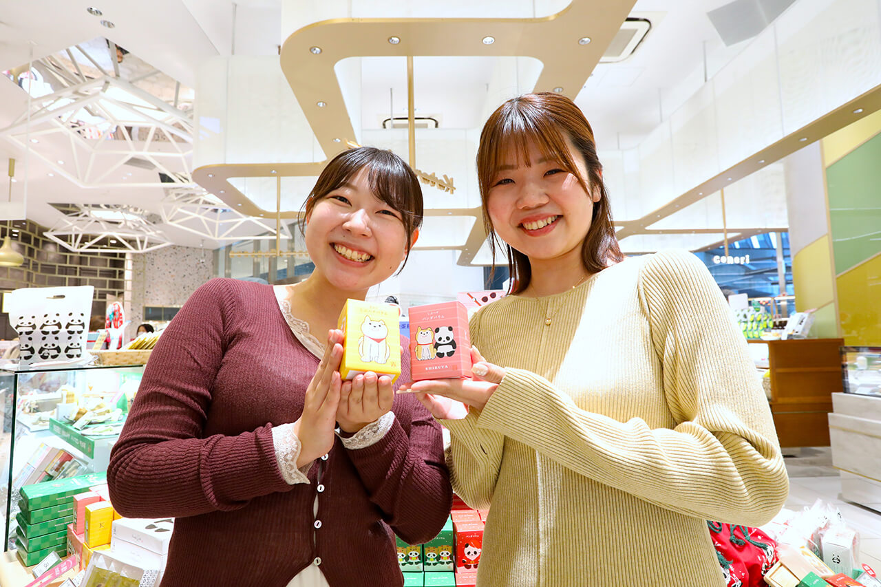 型抜きバウムを持つ女性