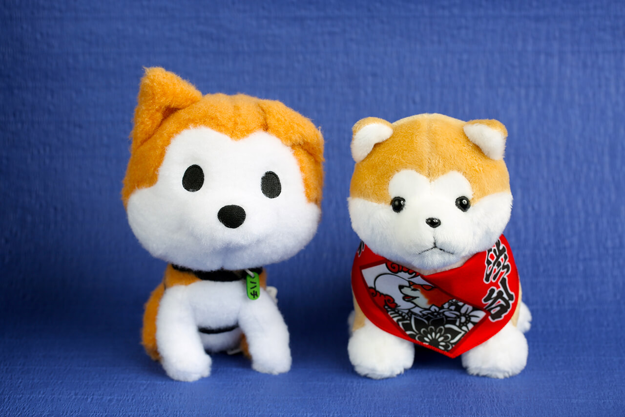 渋谷区観光協会の公式キャラクター「SHIBUYA♡HACHI」ぬいぐるみ（左）とハチふる ぬいぐるみ（右）