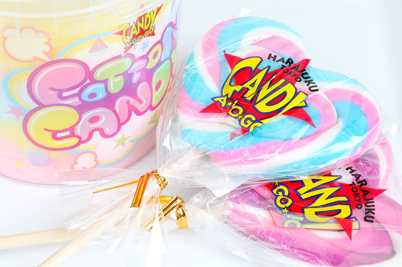 CANDY・A・GO・GO！オリジナルのロリポップキャンディー（右）とコットンキャンディー（左）