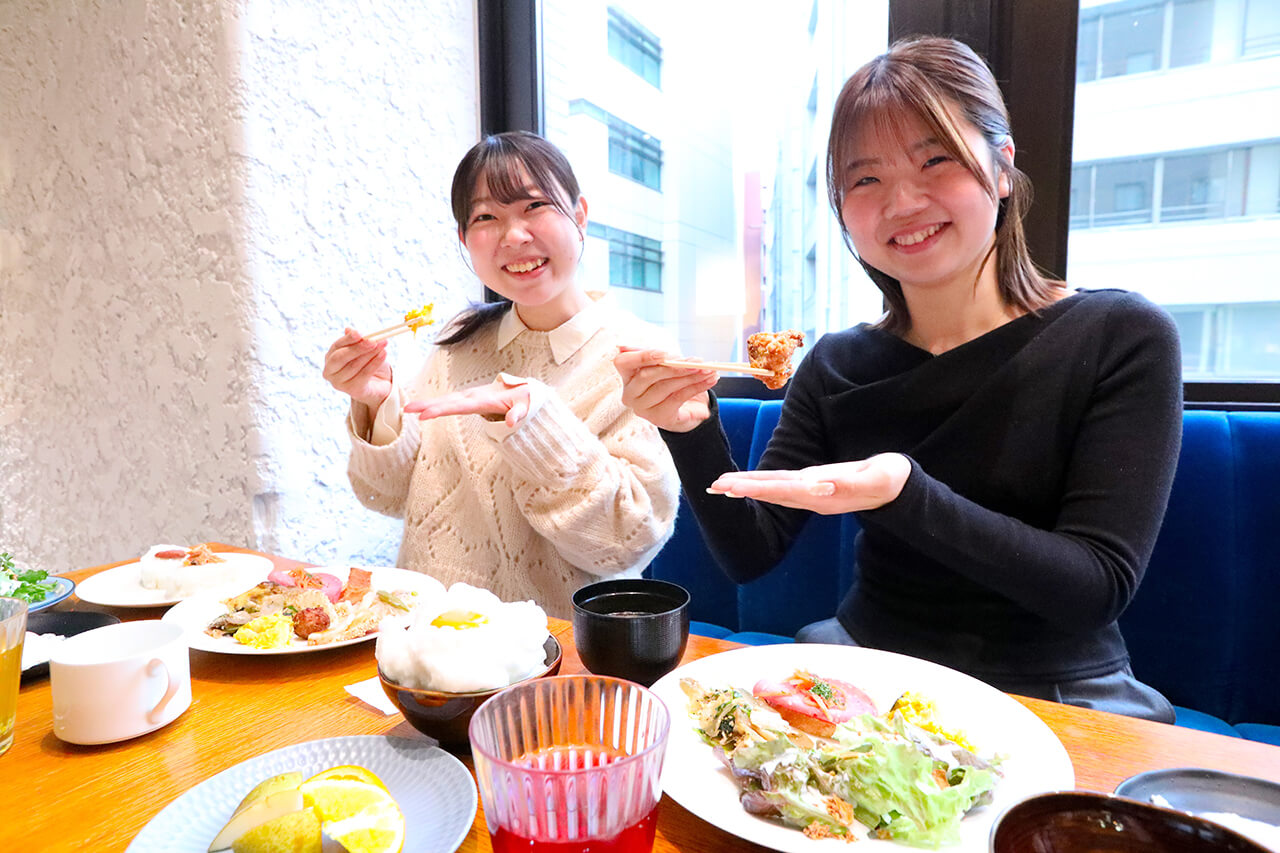 朝食ビュッフェを楽しむ女性