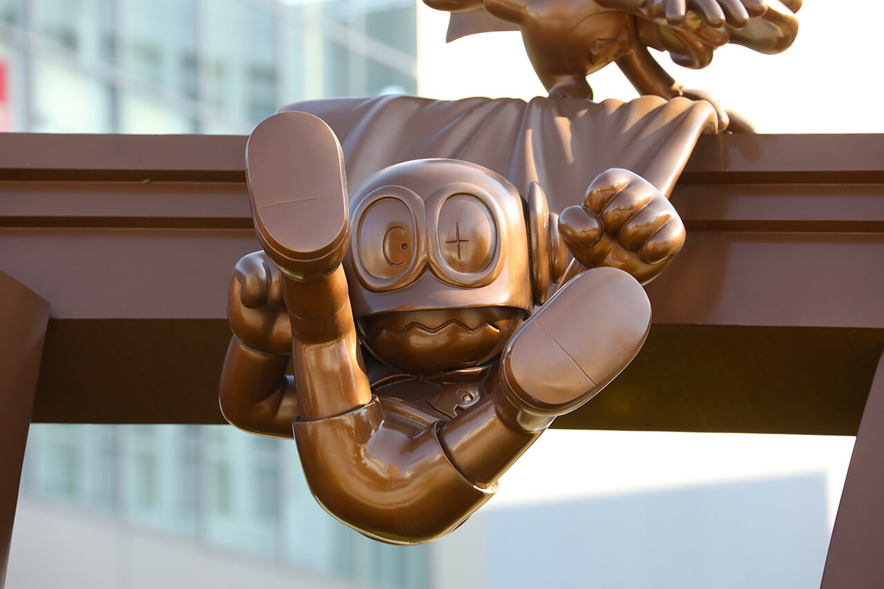 「ドラえもん」の誕生50周年記念モニュメント「ドラえもん みらいのとびら」