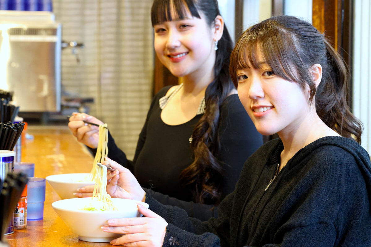 ラーメンを楽しむスタッフ