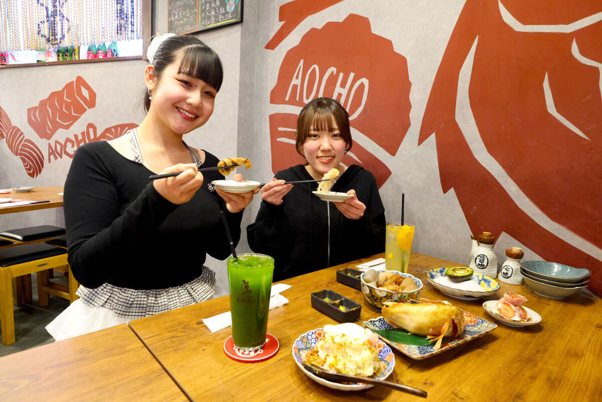 スタッフが食事を楽しむ様子