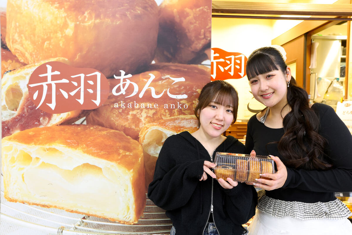 赤羽あんこを持つスタッフ