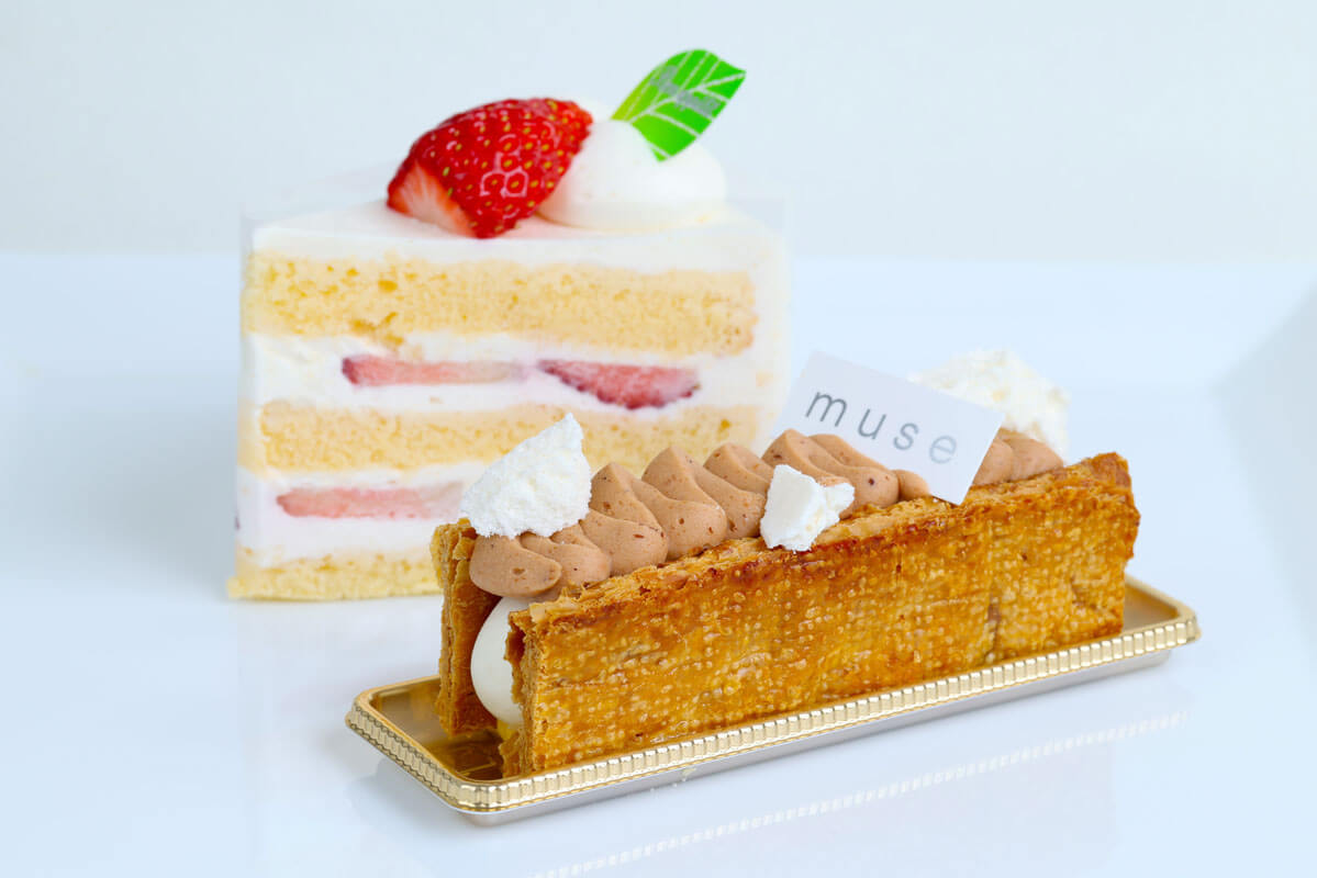 貴腐モンブラン（手前）と国産いちごショートケーキ（奥）
