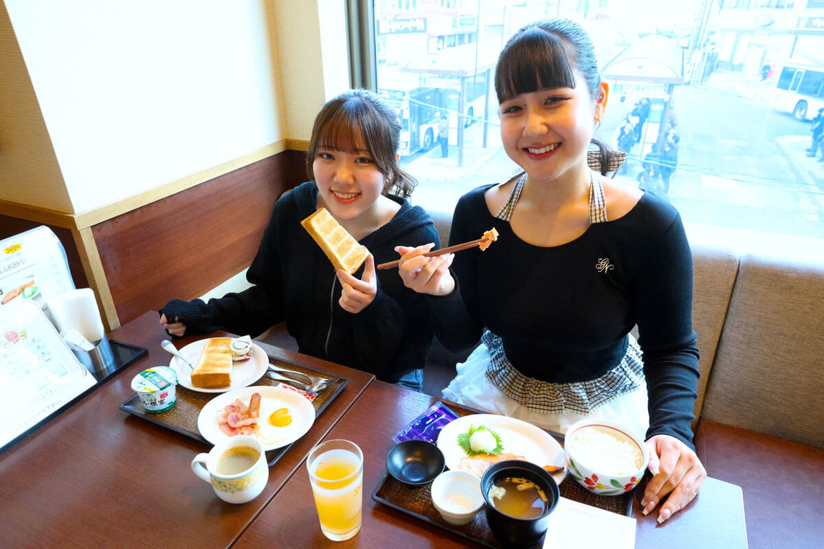 朝食を楽しむ様子