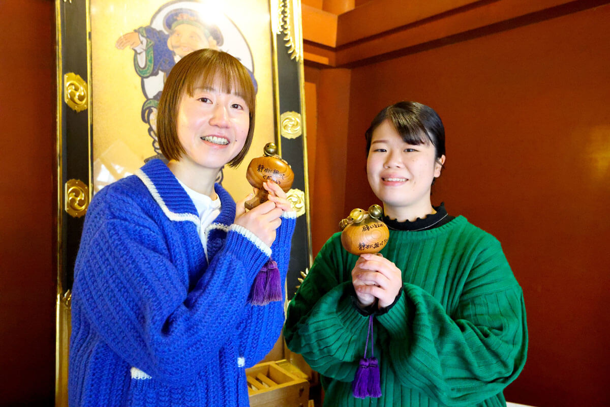 小槌を振るスタッフ