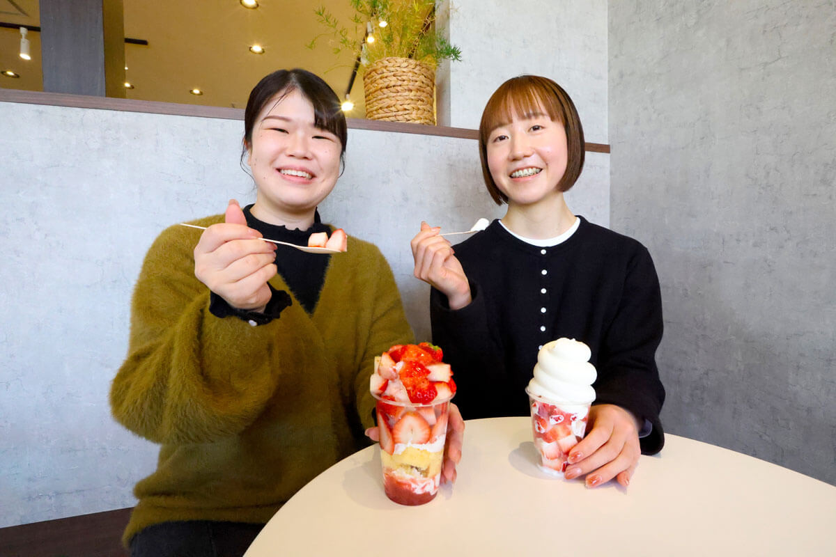 カフェでスイーツを食べるスタッフ
