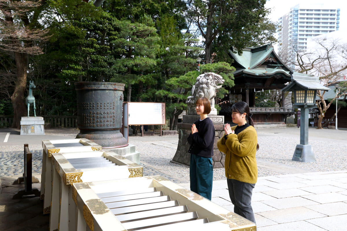参拝するスタッフ