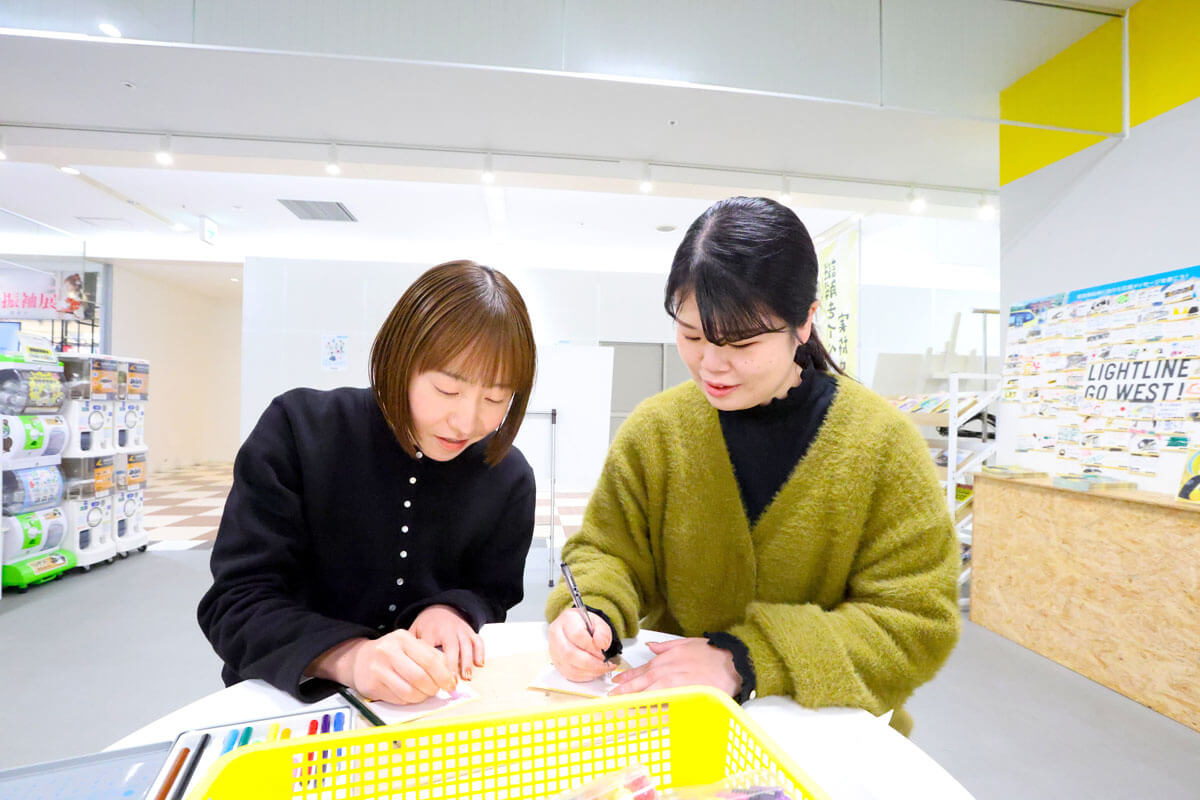 メッセージを書くスタッフ