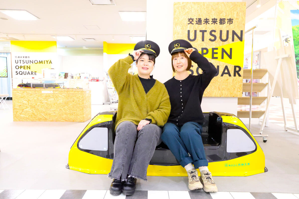 ライトライン型のベンチで写真撮影するスタッフ