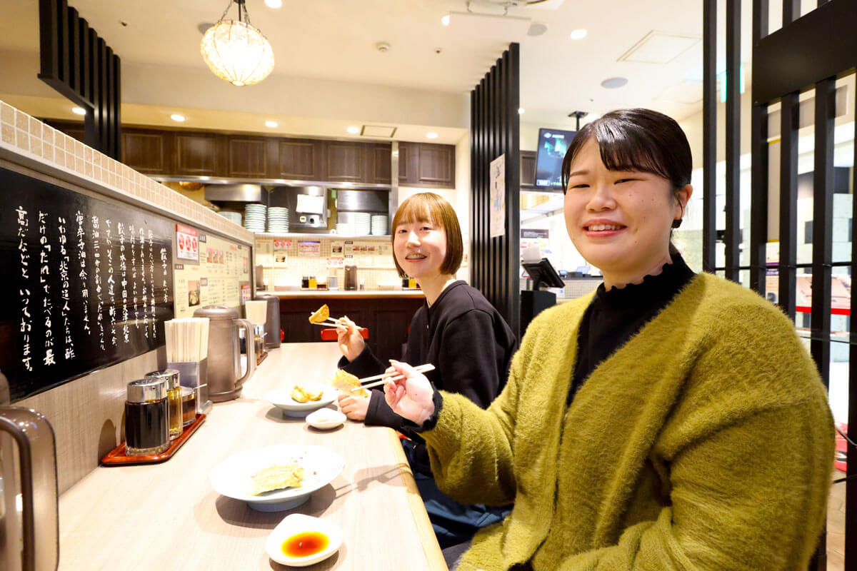 カウンターで食事をするスタッフ