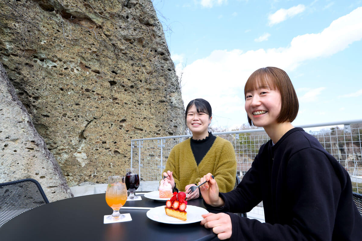 テラスでケーキを食べるスタッフ