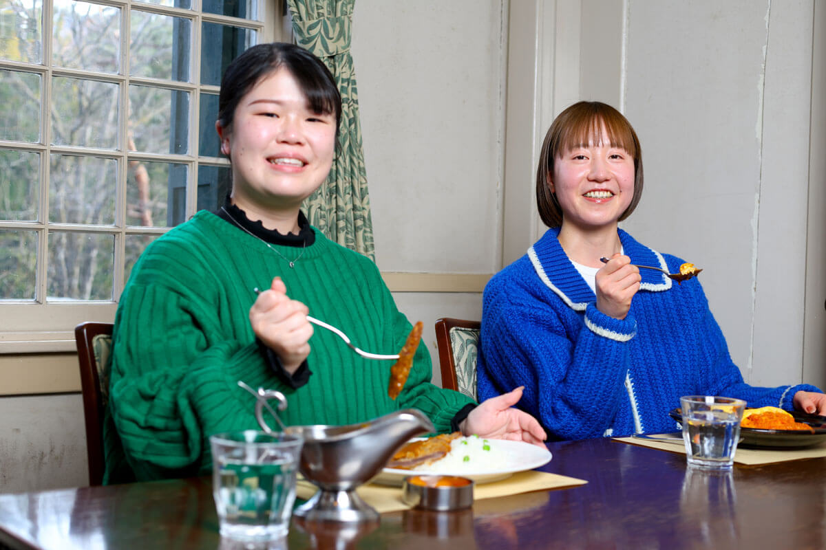 食事をするスタッフ