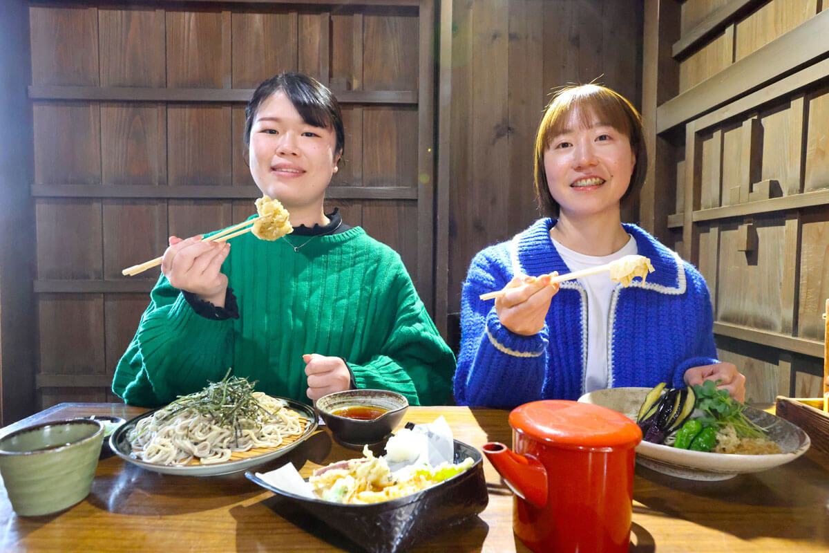 そばを食べるスタッフ