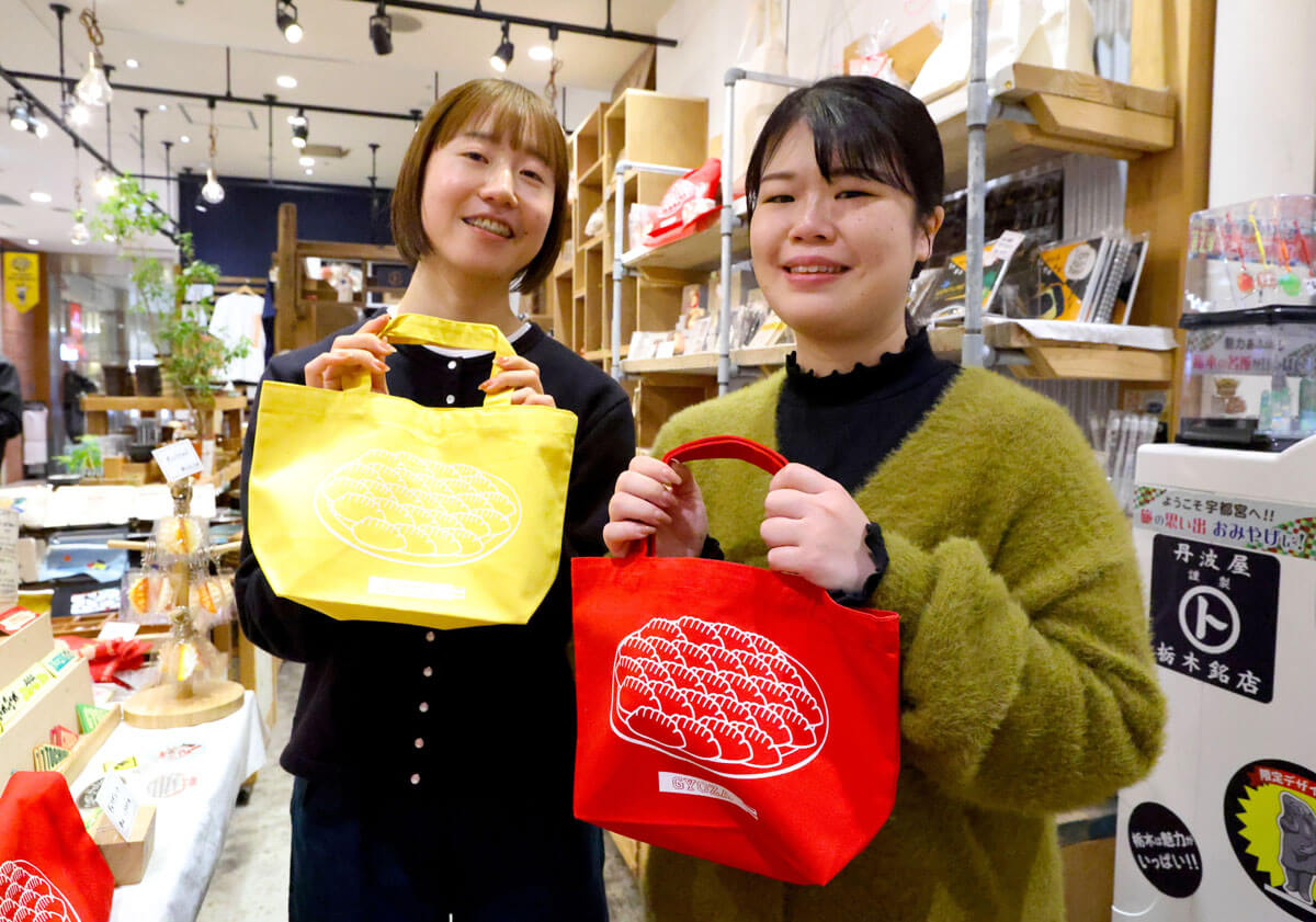 ギョウザランチトートを持つスタッフ