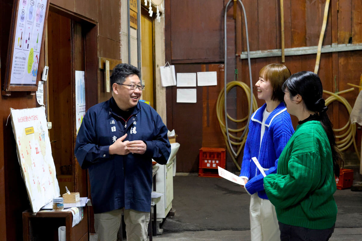 渡邉佐平商店で日本酒について説明を受けるスタッフ