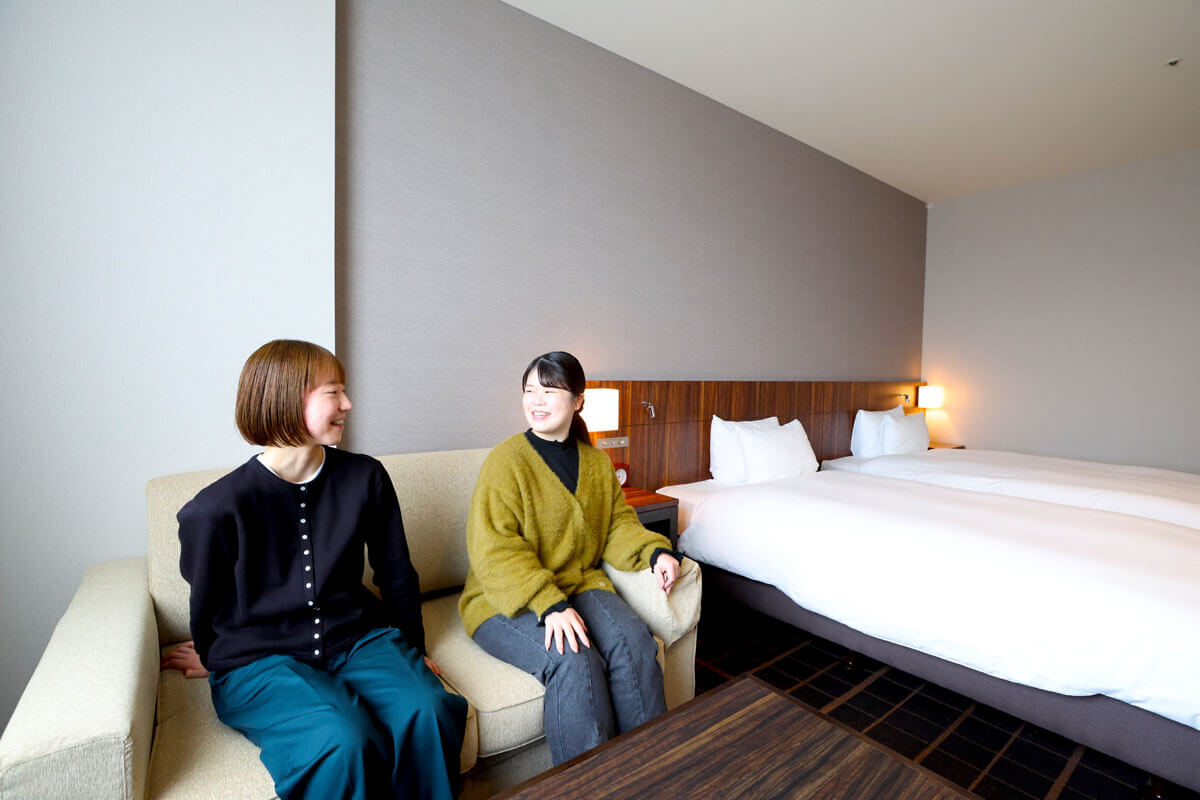 客室でくつろぐスタッフ