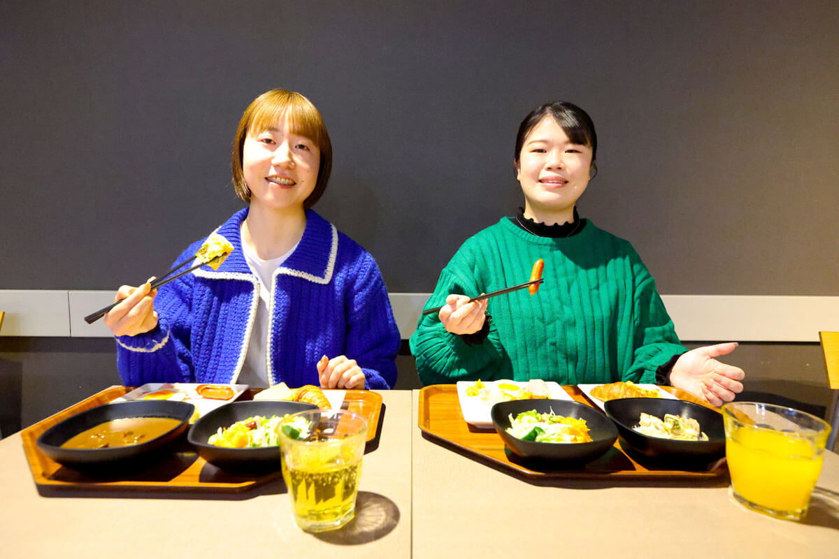 食事をとるスタッフ