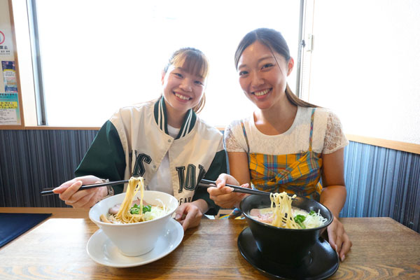 ラーメンを食べるスタッフ