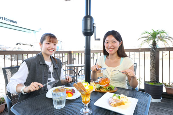食事を楽しむスタッフ