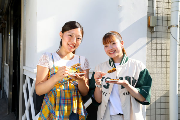 焼蛤を食べるスタッフ