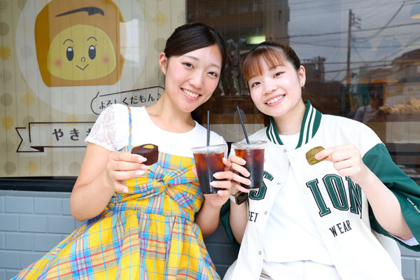 お店の外で休憩するスタッフ