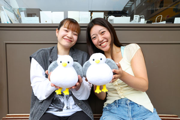 ユリカモメくんぬいぐるみを持つスタッフ