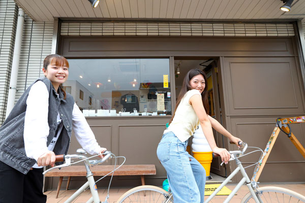レンタル自転車に乗るスタッフ