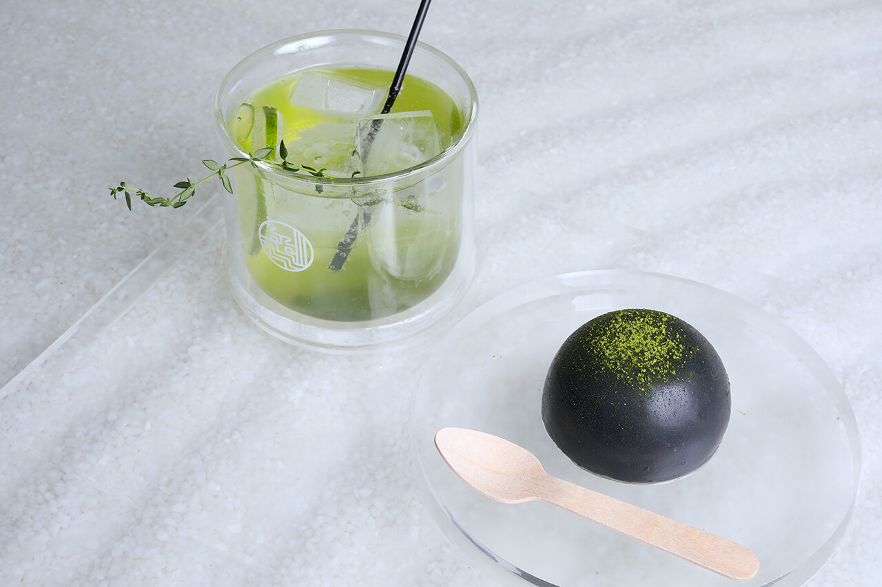 Kiwi Fruit Aid and Garden Cheesecake with Black Moss